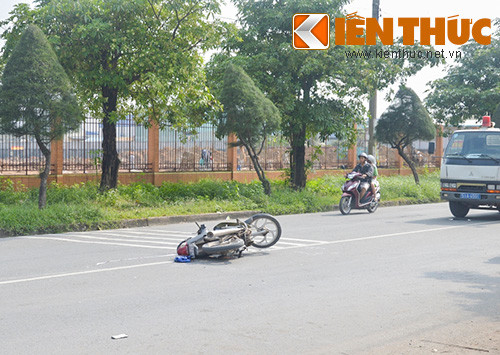 Cú va chạm cực mạnh khiến hai người đàn ông trên chiếc xe máy ngã xuống đường, anh Kiên ngồi phía sau bị đập đầu xuống đường tử vong tại chỗ. Riêng anh Tuấn bị thương nặng được đưa đi cấp cứu nhưng đã tử vong trên đường đến bệnh viện.