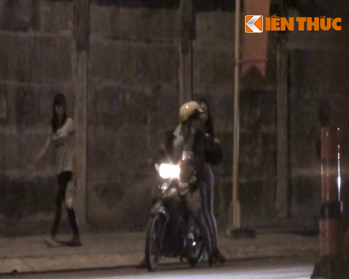 Chúng tôi tiếp tục “cuộc hành trình” hướng về đường Phan Văn Trị. Khi vừa qua cầu Hang Trong (nằm trên đường Phan Văn Trị) khoảng vài mét thì xuất hiện nhiều cô gái đứng hai bên đường với trang phục hết sức “mát mẻ”, mắt liên tục chớp chớp, miệng "mút chuột" mời gọi chúng tôi. Chúng tôi tấp xe vào sát lề đường, ngay lập tức một cô gái thân hình cao ráo chạy tới, tay đặt lên vai chúng tôi và hỏi: “Đi chơi đi anh, không vui em không lấy tiền”.