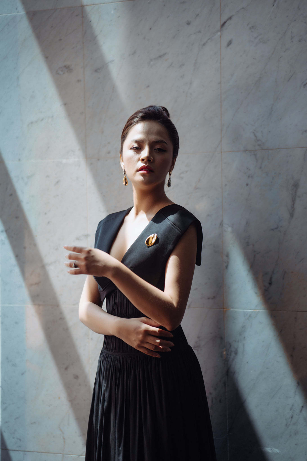 Thu Quynh khoe duong cong giau kin tren phim 