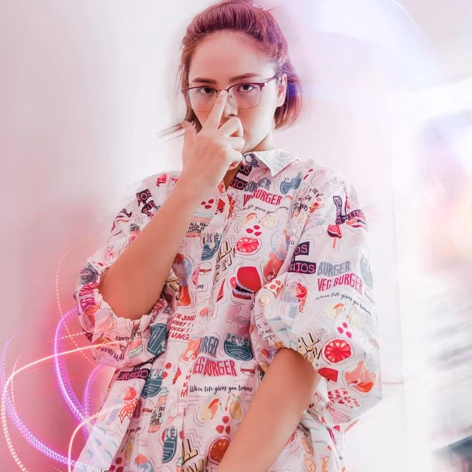 Thu Quynh khoe duong cong giau kin tren phim 