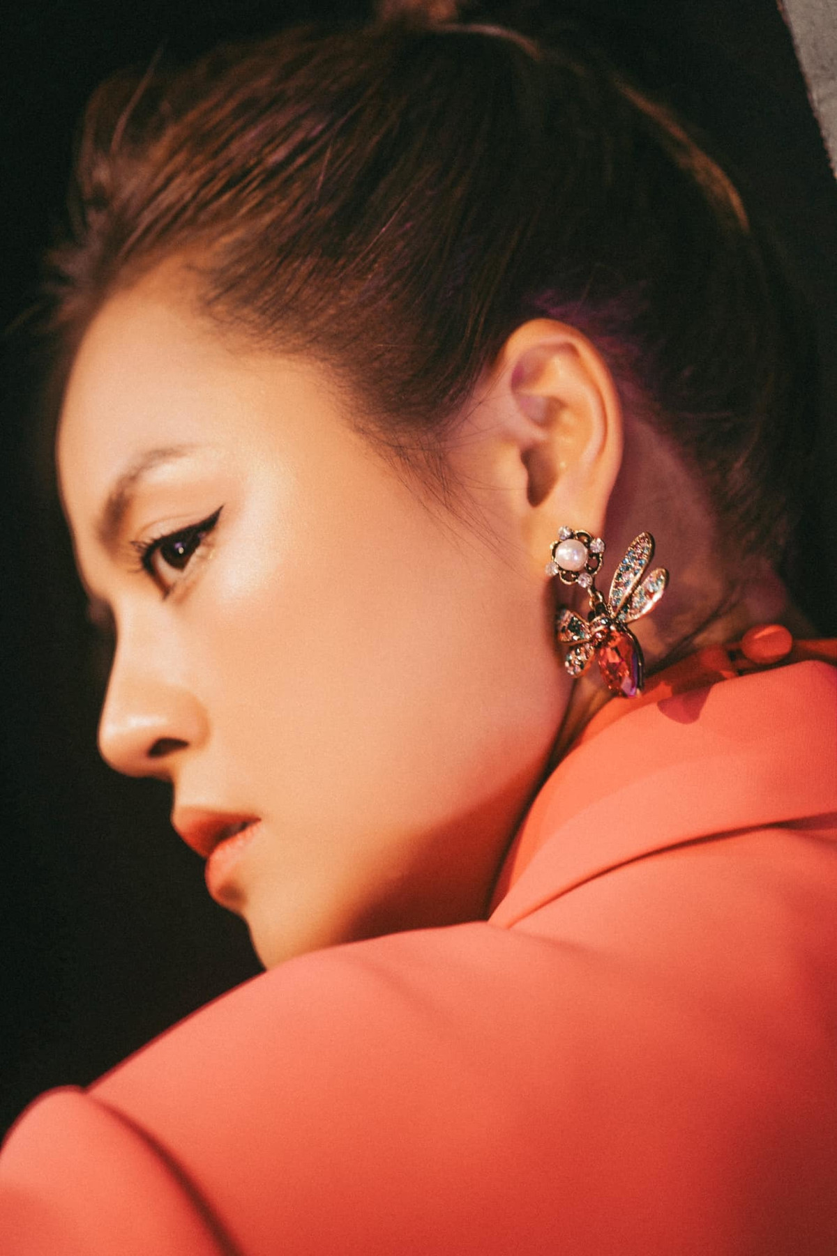 Thu Quynh khoe duong cong giau kin tren phim 