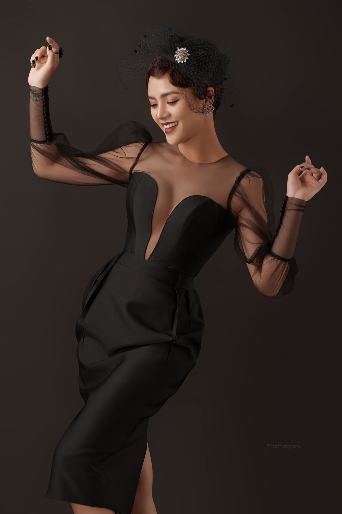 Thu Quynh khoe duong cong giau kin tren phim 