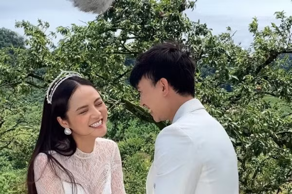 Thu Quynh khoe duong cong giau kin tren phim 