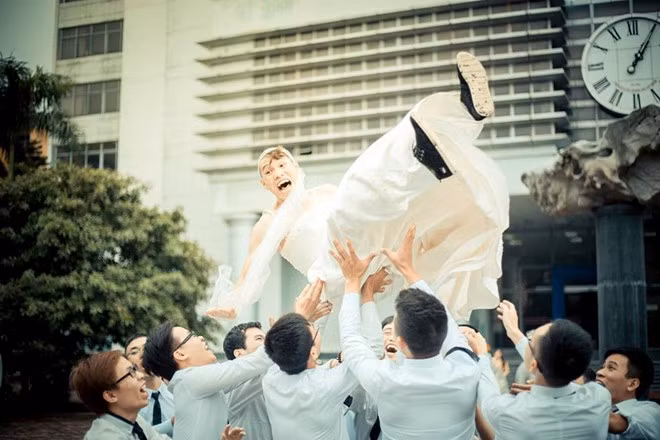 ...Họ tung hô, chúc mừng hạnh phúc.