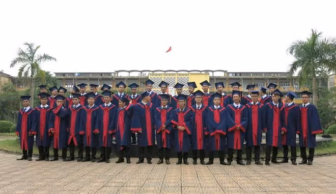 34 chàng trai trong trang phục áo cử nhân.