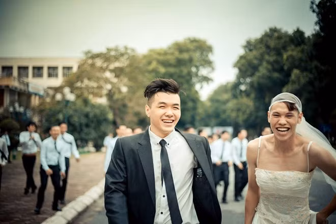 Niềm vui và hạnh phúc ngập tràn trên gương mặt của cặp đôi.