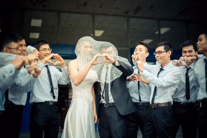 Cặp đôi chụp ảnh kỷ niệm.