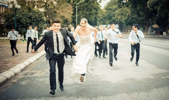 Tiếp đó là màn bỏ chạy trong niềm vui hân hoan của cả cặp đôi trước sự rượt đuổi của những chàng trai khác.