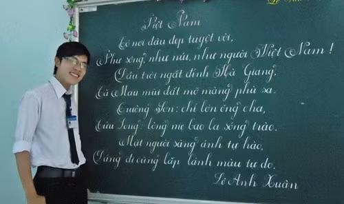 Thầy Lê văn Thiệu sinh năm 1990, giáo viên trường tiểu học Bình Thạnh, huyện Mộc Hoá, tỉnh Long An, là thầy giáo dạy mỹ thuật nhưng lại có tài viết chữ đẹp như in. Ảnh: Zing. :
