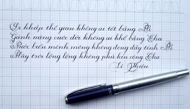 Có rất nhiều học sinh mê chữ quá cứ lẽo đẽo theo thầy xin chữ về dán lên tường để ngắm.