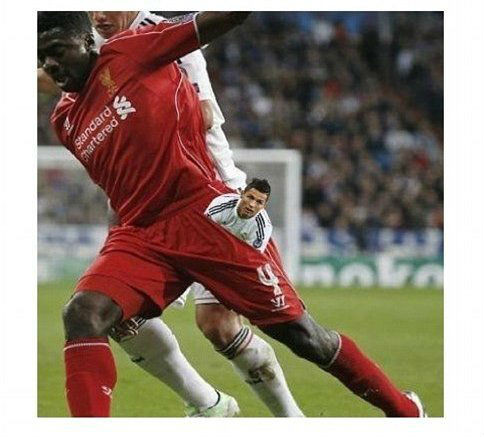 Hình ảnh Ronaldo bị Kolo Toure "bỏ túi".