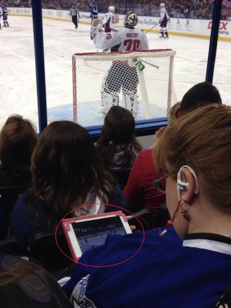 Không xem trực tiếp mà xem qua iPad.