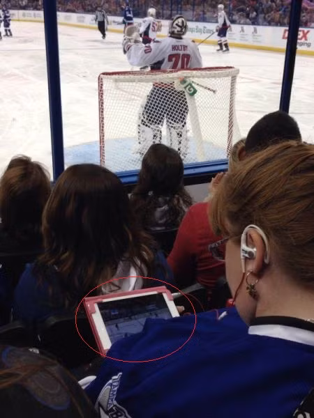 Không xem trực tiếp mà xem qua iPad.