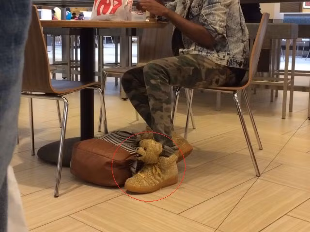 Đôi giày độc đáo.