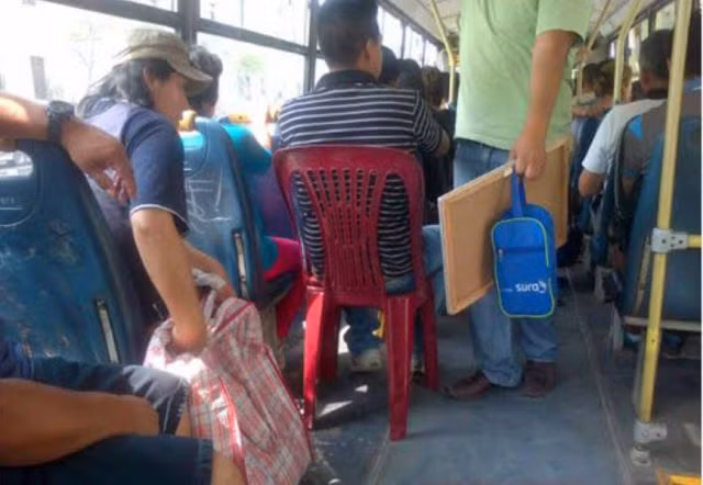 Tự mang ghế đi ngồi.