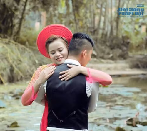 Chia sẻ cảm xúc sau ngày đặc biệt, chú rể Công Thắng cho hay: “Sau màn rước dâu bằng xe công nông do mình tự thiết kế mình cảm thấy rất tự hào và vui sướng khi nhận được những lời khen từ mọi người, mình và vợ rất hạnh phúc”.