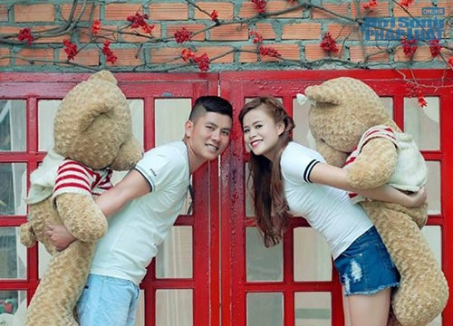 Khi hỏi về chuyện tình 12 năm của cặp đôi này, Công Thắng vui vẻ kể: “Từ nhỏ tụi mình đã biết nhau vì 2 gia đình chơi rất thân với nhau. Lớn lên tụi mình học chung với nhau từ đầu cấp 2 tới năm lớp 8 thì để ý yêu thương nhau, gọi là tình yêu học sinh vì tình yêu rất ngây thơ và trong sáng.