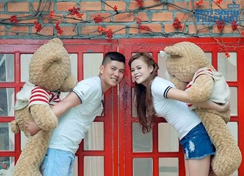 Khi hỏi về chuyện tình 12 năm của cặp đôi này, Công Thắng vui vẻ kể: “Từ nhỏ tụi mình đã biết nhau vì 2 gia đình chơi rất thân với nhau. Lớn lên tụi mình học chung với nhau từ đầu cấp 2 tới năm lớp 8 thì để ý yêu thương nhau, gọi là tình yêu học sinh vì tình yêu rất ngây thơ và trong sáng.