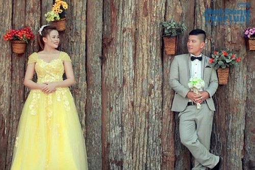 “Từ đó đến nay, không biết bao nhiêu chuyện vui, chuyện buồn, có cả chuyện “ghen tuông” cũng xảy ra…Mình không nhớ hết được. Nhưng quan trọng là cả hai rất hợp nhau, bất cứ suy nghĩ về cuộc sống thì quan điểm của 2 đứa giống nhau tới 80%”, chú rể chia sẻ thêm.