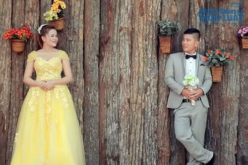 “Từ đó đến nay, không biết bao nhiêu chuyện vui, chuyện buồn, có cả chuyện “ghen tuông” cũng xảy ra…Mình không nhớ hết được. Nhưng quan trọng là cả hai rất hợp nhau, bất cứ suy nghĩ về cuộc sống thì quan điểm của 2 đứa giống nhau tới 80%”, chú rể chia sẻ thêm.