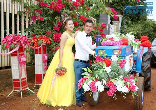 Nói về dự định trong tương lai, chú rể Công Thắng hào hứng cho biết: “Hiện tại thì chúng mình đã xây xong 1 căn nhà nhỏ nhỏ xinh xinh xây theo kiểu Pháp. Trong tương lai thì chúng mình sẽ dành dụm tiền xây 1 trường mầm non tư còn mình thì sẽ kinh doanh”.