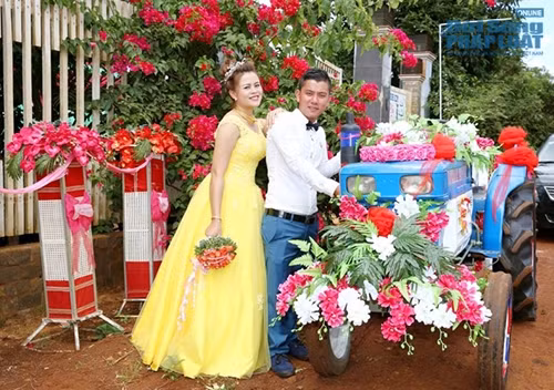 Nói về dự định trong tương lai, chú rể Công Thắng hào hứng cho biết: “Hiện tại thì chúng mình đã xây xong 1 căn nhà nhỏ nhỏ xinh xinh xây theo kiểu Pháp. Trong tương lai thì chúng mình sẽ dành dụm tiền xây 1 trường mầm non tư còn mình thì sẽ kinh doanh”.