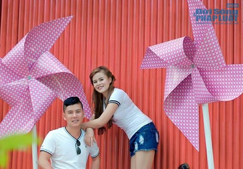 Chú rể hiện đang làm quản lý nhà hàng tiệc cưới còn cô dâu có tên Nguyễn Thị Trang Đài, sinh năm 1991 hiện là cô giáo mầm non. Cả hai đang công tác tại xã Phú Xuân, huyện Krông Năng, tỉnh Đắk Lắk.