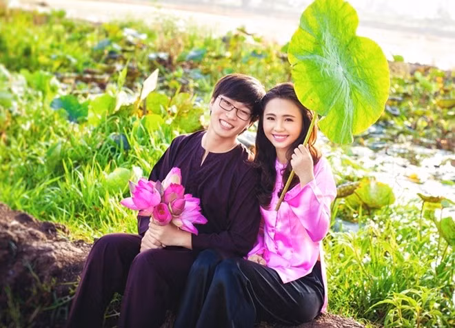 Cách đây gần 1 năm trước, ngày 7/11/2013, Nam Trung, sinh năm 1991 làm nghề quản lý cửa hàng về xe máy tại Trà Vinh bất ngờ trở thành cái tên được giới trẻ biết đến, ngưỡng mộ, nhờ hành động thuê nguyên rạp chiếu phim để cầu hôn bạn gái. Cô gái may mắn ấy là Bảo Ngọc (sinh năm 1994), người Trung tình cờ gặp cách đó 3 năm trước, trong lần theo bà nội sang Vĩnh Long chơi.