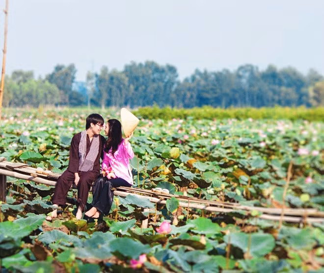 Bộ ảnh cưới khiến người xem cảm nhận được sự tươi mới, trẻ trung và hạnh phúc rạng rỡ trên môi đôi bạn trẻ.