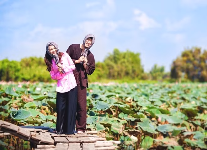 Với Nam Trung, anh luôn tự hào vì có người yêu vừa xinh xắn lại giỏi giang. Bởi vậy, anh hạ quyết tâm "cưới ngay kẻo lỡ".