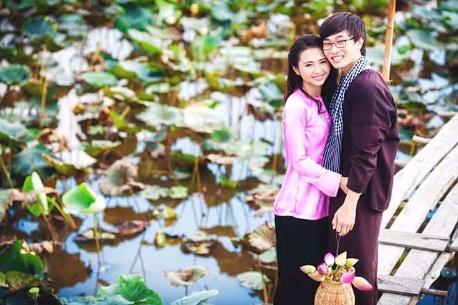 Trong 3 năm yêu nhau, chuyện tình của Nam Trung và Bảo Ngọc từng trải qua nhiều thử thách chứ không màu hồng như mọi người vẫn nghĩ. Điều quan trọng khiến họ vẫn giữ được lửa trong trái tim nhau, chờ hạnh phúc đến ngày đơm hoa chính là sự lãng mạn và chân thành.