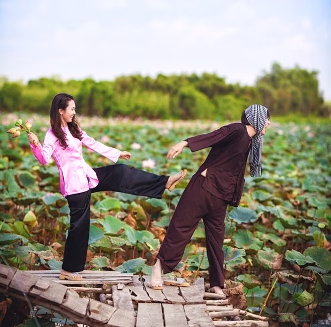 Ngọc nửa đùa nửa thật chia sẻ, sau màn cầu hôn gây chấn động ấy, cô yên tâm hơn ở khoản giữ người yêu bởi bạn bè ai cũng biết tình yêu này, họ sẽ là tai mắt giúp cô loại trừ những đối tượng muốn tiếp cận Nam Trung.