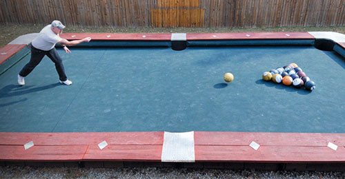 Kết hợp chơi nén bi và bi-a.