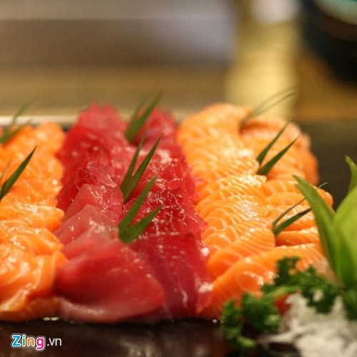 Cá hồi là một trong những món nhiều cầu thủ lựa chọn nhất trong số hàng trăm món tại bữa buffet của khách sạn.