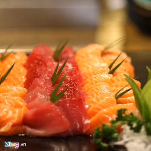 Cá hồi là một trong những món nhiều cầu thủ lựa chọn nhất trong số hàng trăm món tại bữa buffet của khách sạn.