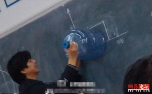 Tận dụng mọi đồ vật làm dụng cụ giảng dạy.