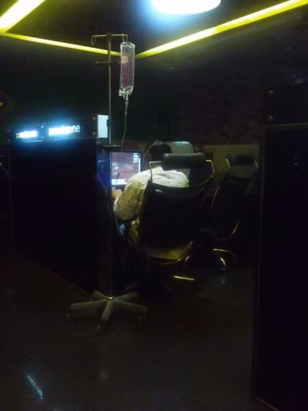 Tiếp nước để lấy sức chơi tiếp.