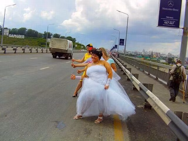 Màn tự sướng của cô dâu và phù dâu.