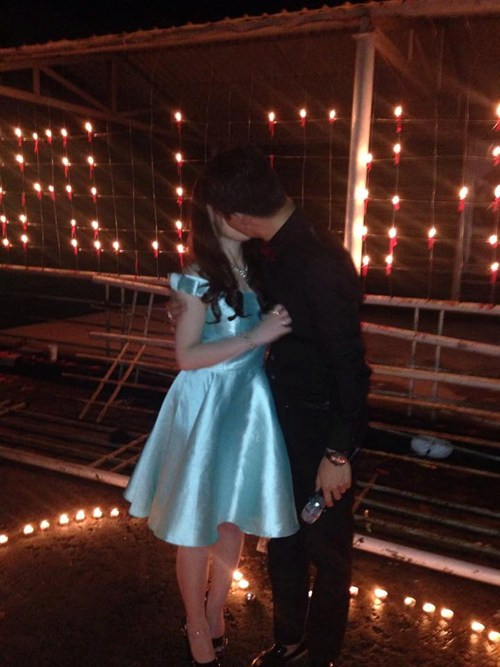 Màn cầu hôn đầy lãng mạn của đôi bạn trẻ.