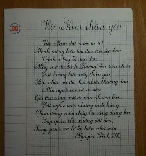 Hiện tại cô vẫn đang làm theo đúng công việc mà cô theo học ở đại học, còn việc trở thành một cô giáo luyện chữ đẹp như cái duyên. Cô đã dạy hàng trăm học sinh và tích lũy nhiều kinh nghiệm luyện viết chữ đẹp. Ảnh: Lao động.