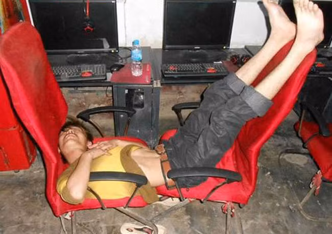 Mình anh hai ghế.