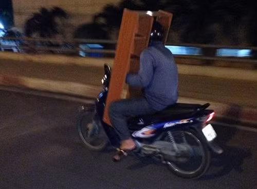 May còn có chỗ để nhìn.