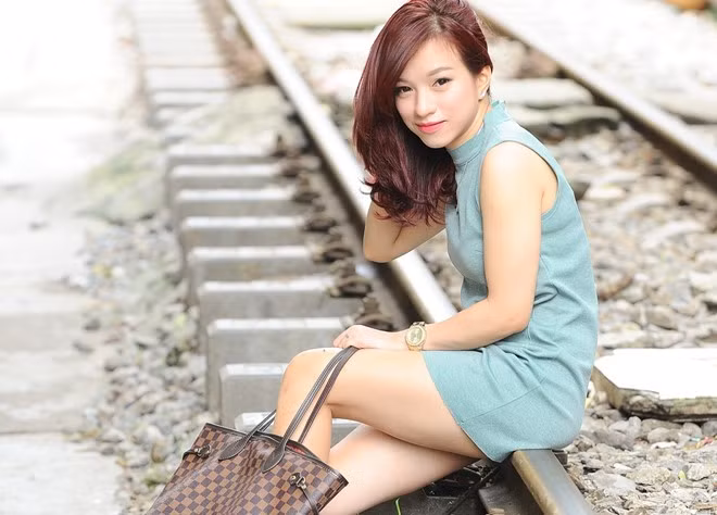 Cô gái gốc Huế được bạn bè nhận xét là người có cá tính, mạnh mẽ, quyết đoán.