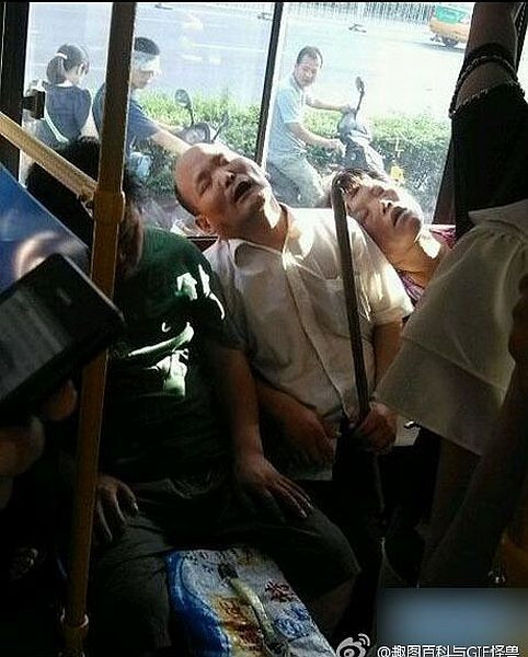 Tựa vào nhau mà ngủ.