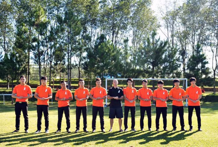 Còn đây là ảnh được chụp tại trung tâm huấn luyện Hàm Rồng, Gia Lai. Độc giả xem trọn bộ ảnh cổ động chống bạo hành phụ nữ và trẻ em của thầy trò HLV Graechen dưới đây.