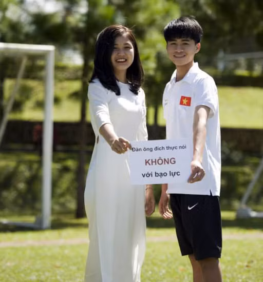 Tiền vệ Phan Thanh Hậu.