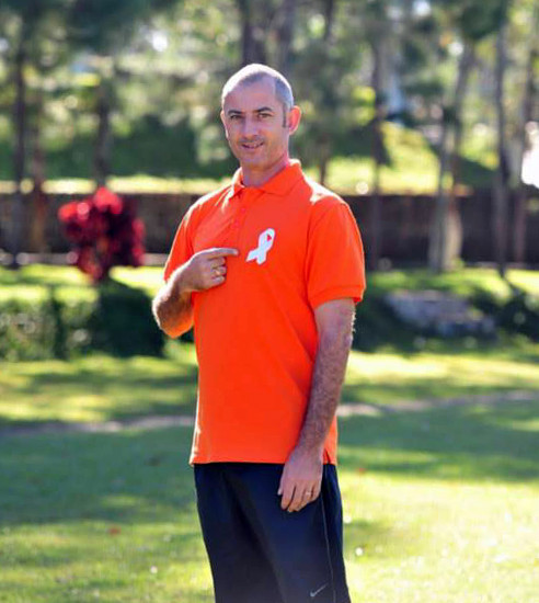 Thầy Giôm và chiếc nơ - biểu tượng chống bạo hành phụ nữ và trẻ em của Quỹ dân số Liên Hợp Quốc.