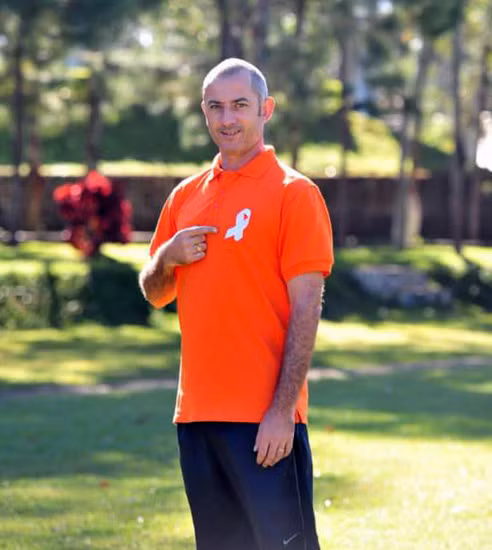 Thầy Giôm và chiếc nơ - biểu tượng chống bạo hành phụ nữ và trẻ em của Quỹ dân số Liên Hợp Quốc.