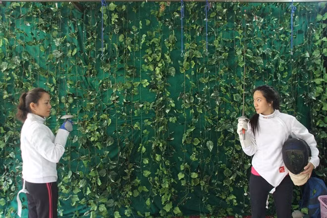 Động tác chào nhau trước khi bước vào trận đấu kiếm. Mỗi trận đấu thường kéo dài khoảng 5 phút.