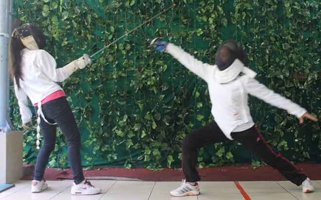 Không chỉ có nam giới mà nhiều bạn nữ cũng tham gia tập luyện liễu kiếm hàng tuần.